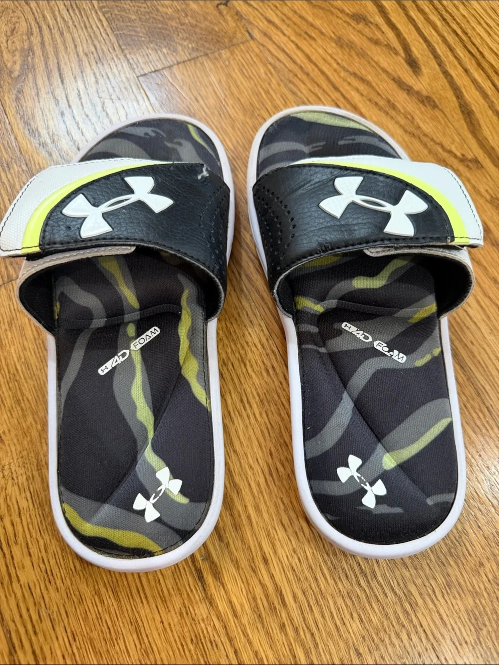 Boy’s Under Armour Flip Flops. Size 3Y. Excellent Condition.